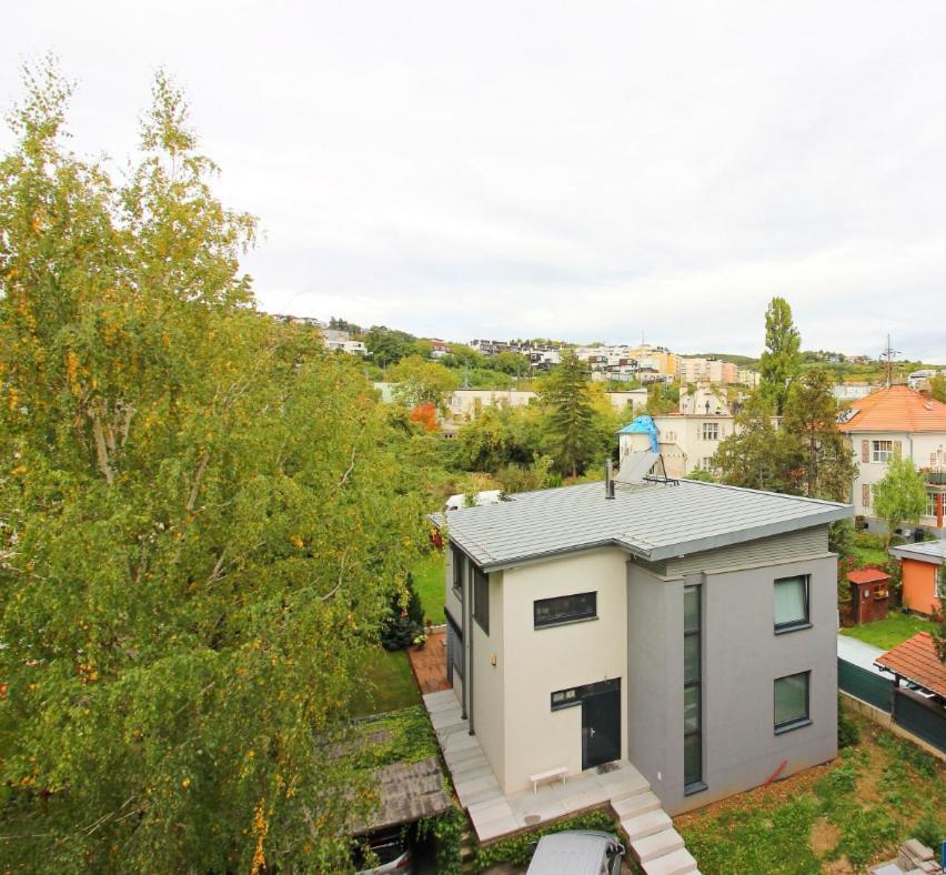 Au Private In Appartement